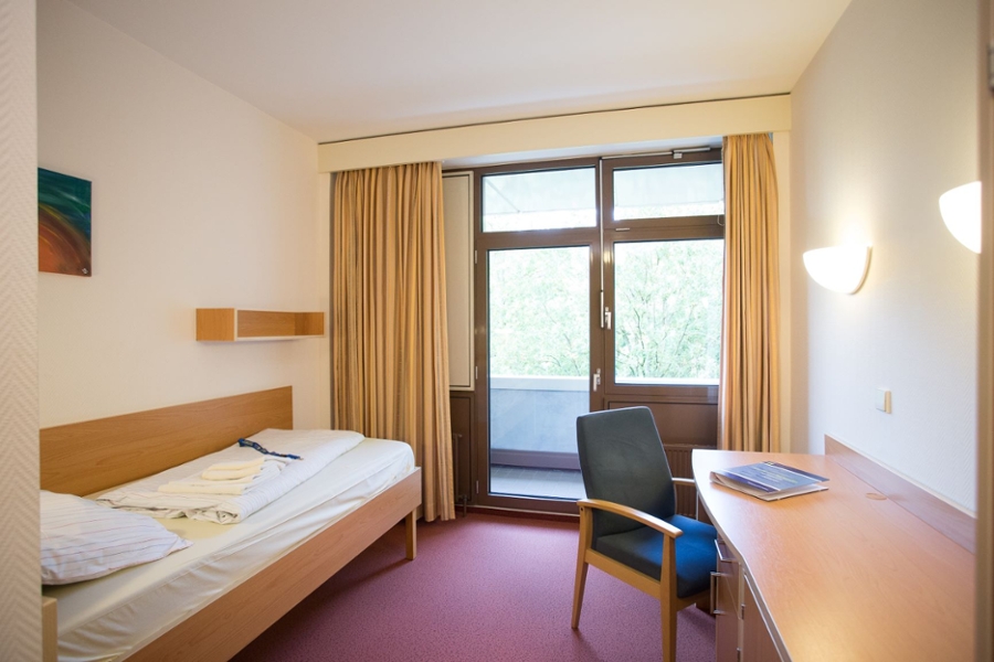 Einzelzimmer mit Bett, Schreibtisch und Balkon Einzelzimmer mit Bett, Schreibtisch und Balkon