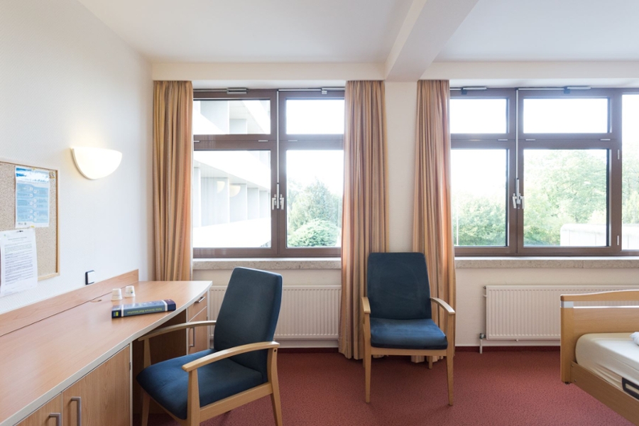 Schreibtisch und Fensterfront im Rehabilitandenzimmer Schreibtisch und Fensterfront im Rehabilitandenzimmer